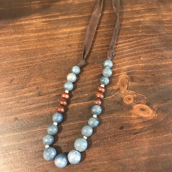 Blue stone and wood beaded suede necklace - Picture 2 of 3